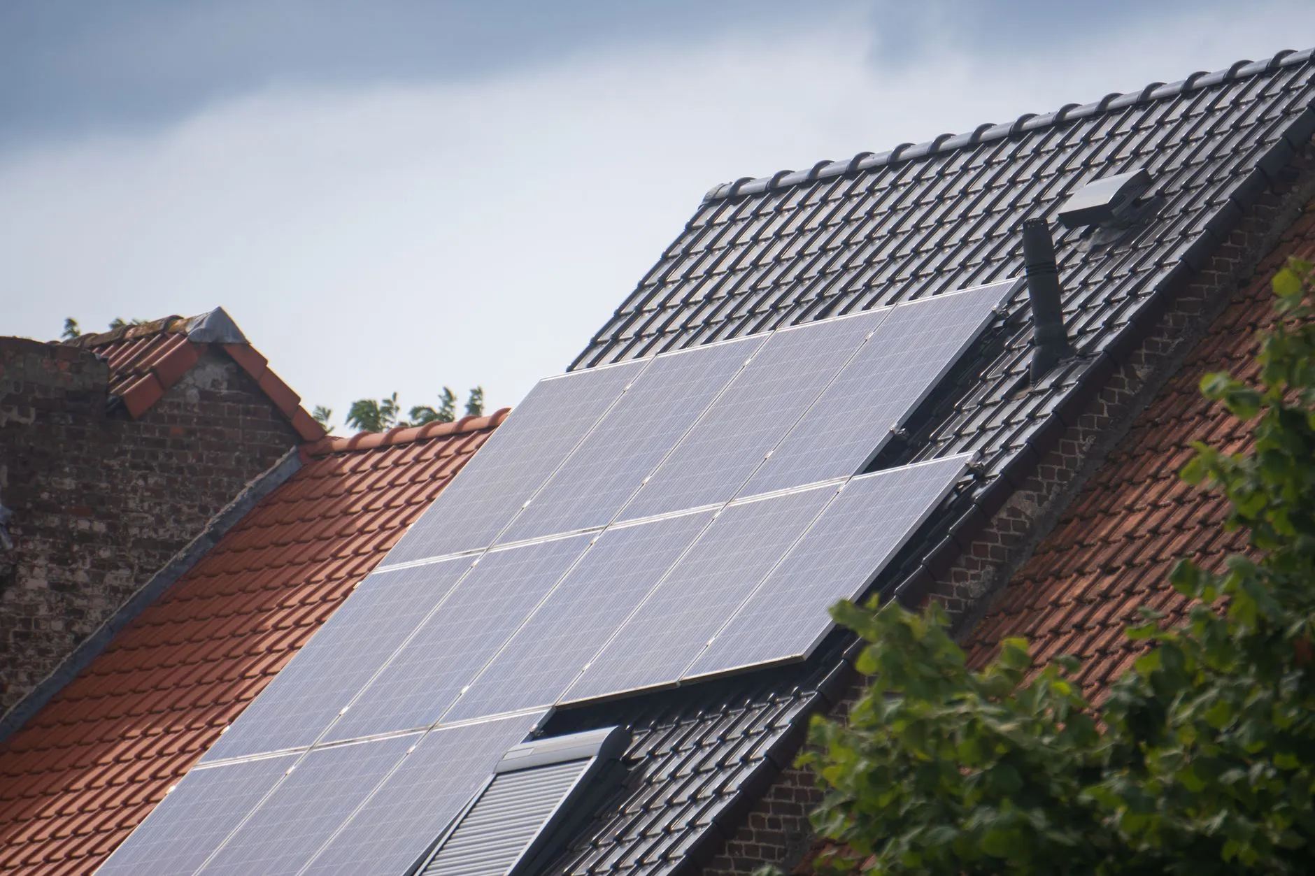 Ombre d'un arbre projetée sur un panneau solaire en toiture résidentielle