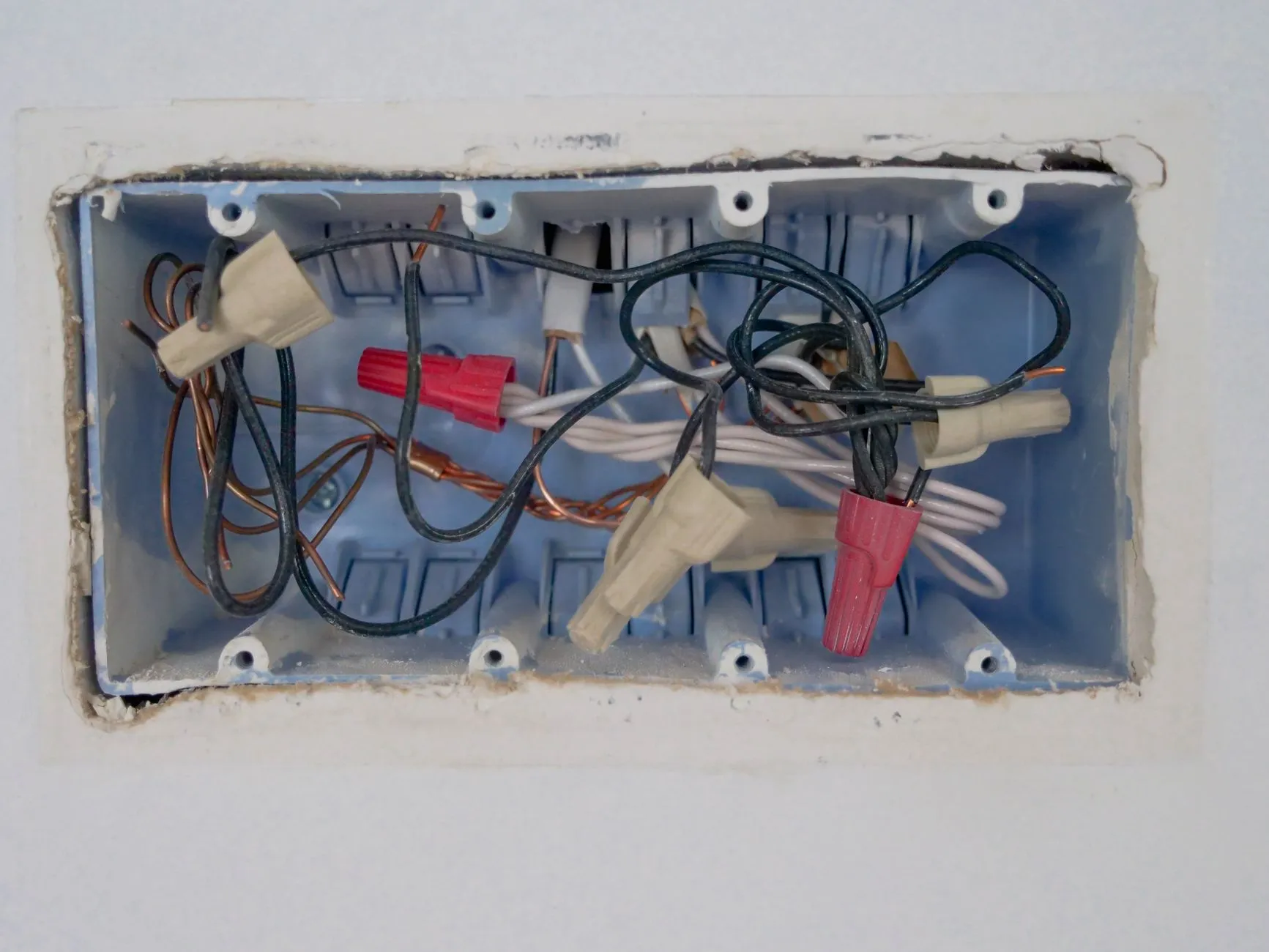 Contrôle d'un tableau électrique neuf avant le passage de l'inspecteur Consuel