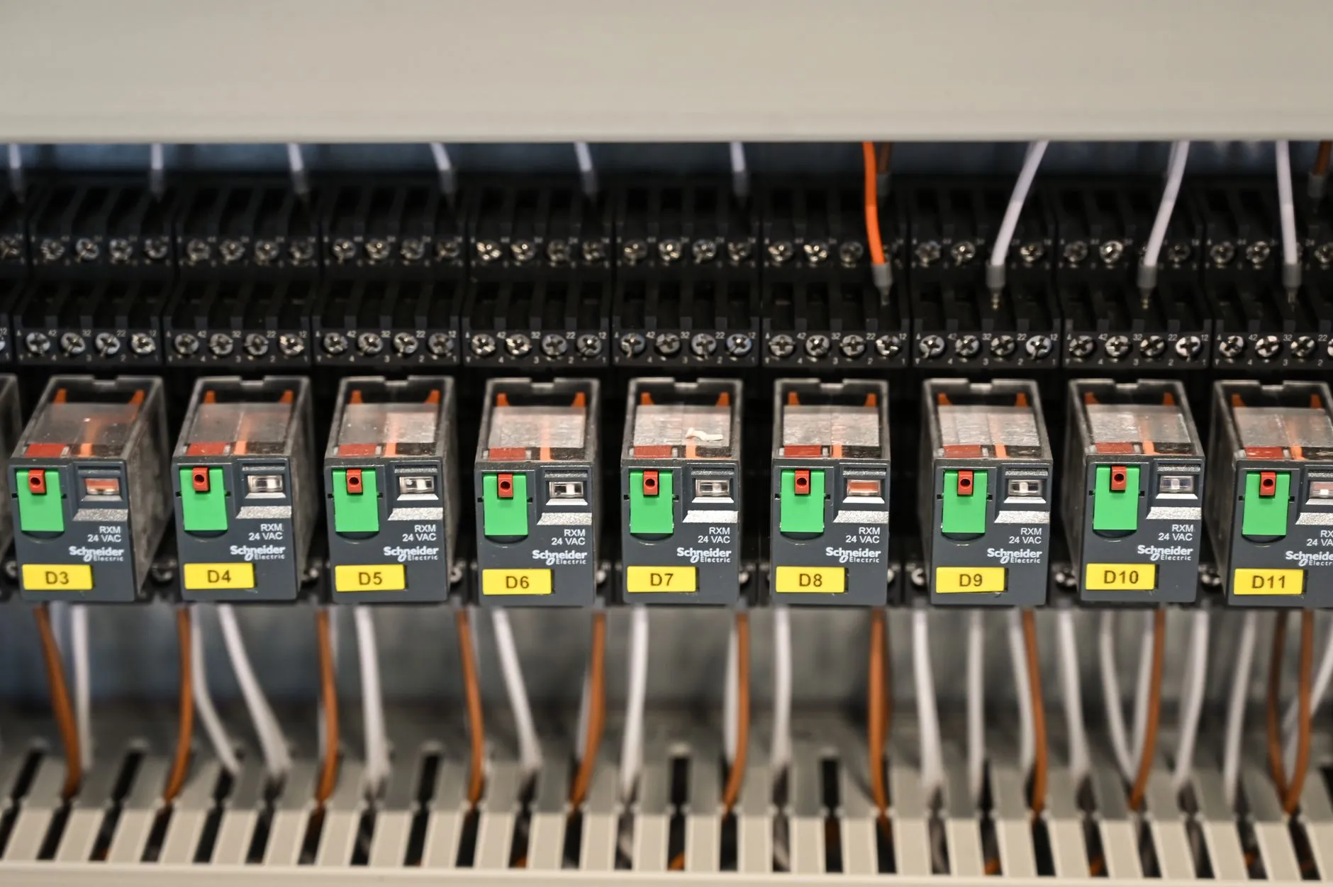 Gaine technique de logement ouverte avec tableau de répartition et coffret de communication
