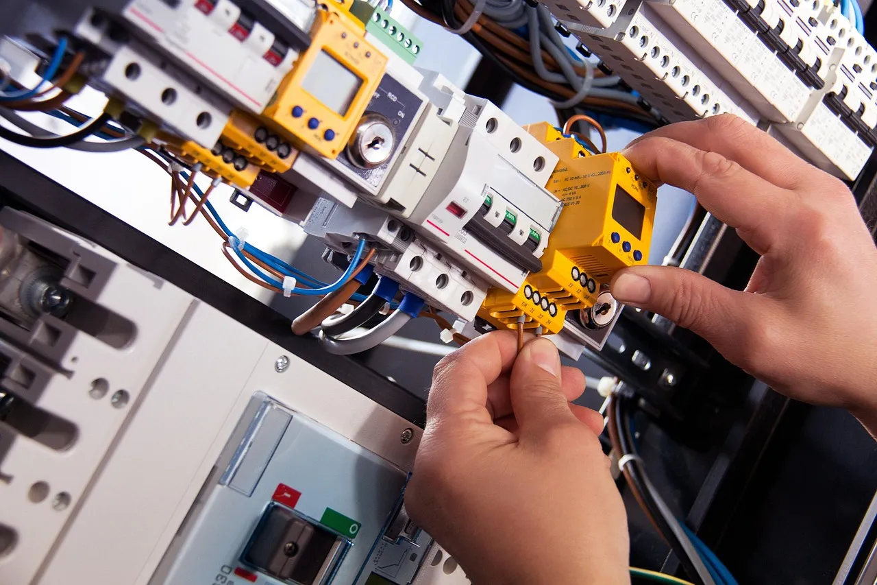 Trame chauffante électrique posée sur isolant avant la mise en place du carrelage