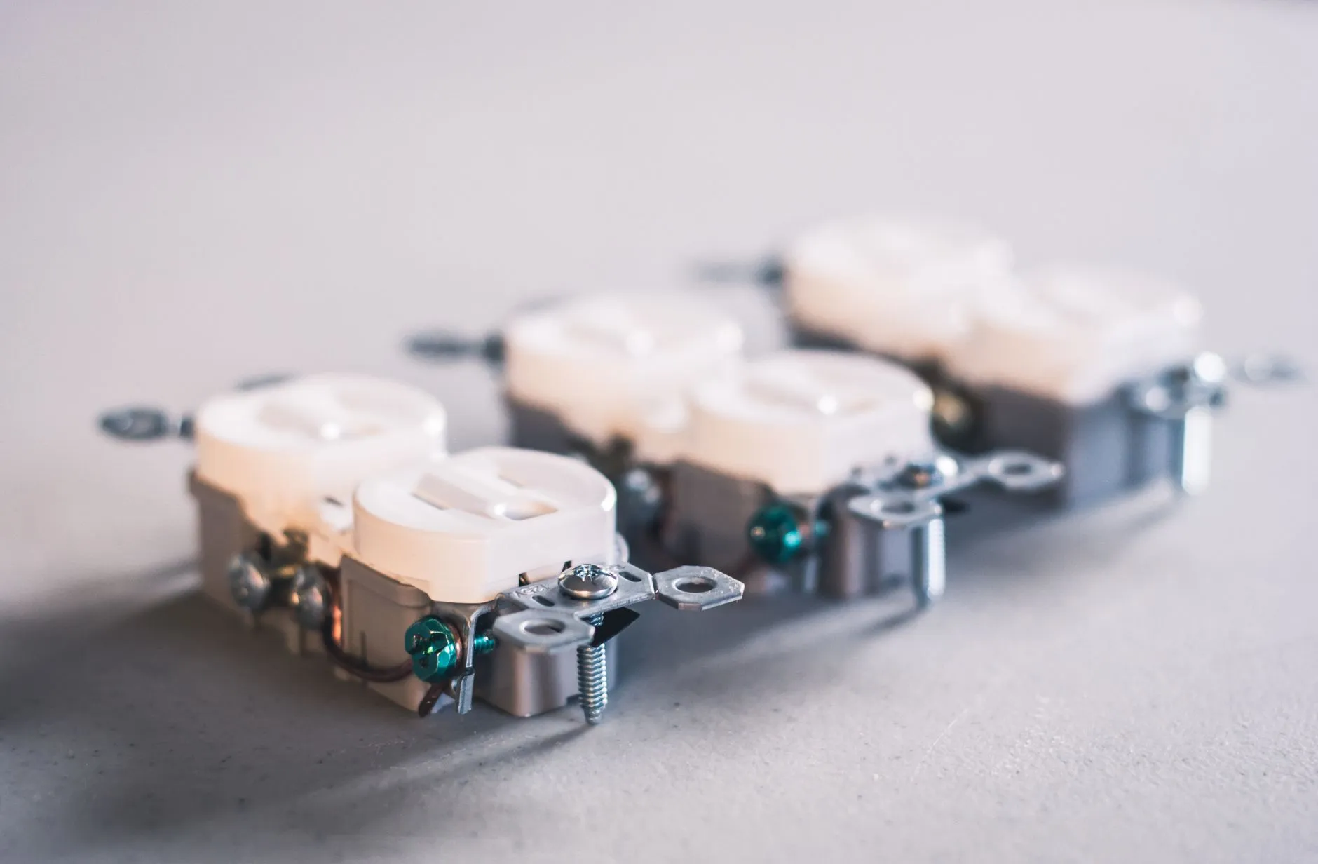 Trois thermostats connectés installés dans un salon permettent de réguler le chauffage pièce par pièce